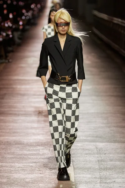 Look 18